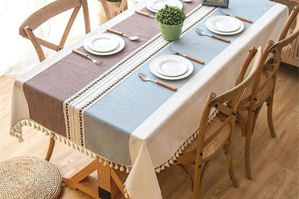 رومیزی برای میز چوبی